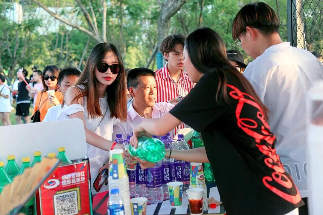 一场狂欢盛会，让成都人记住什么叫做五光十色、安逸好耍的“豆瓣红”