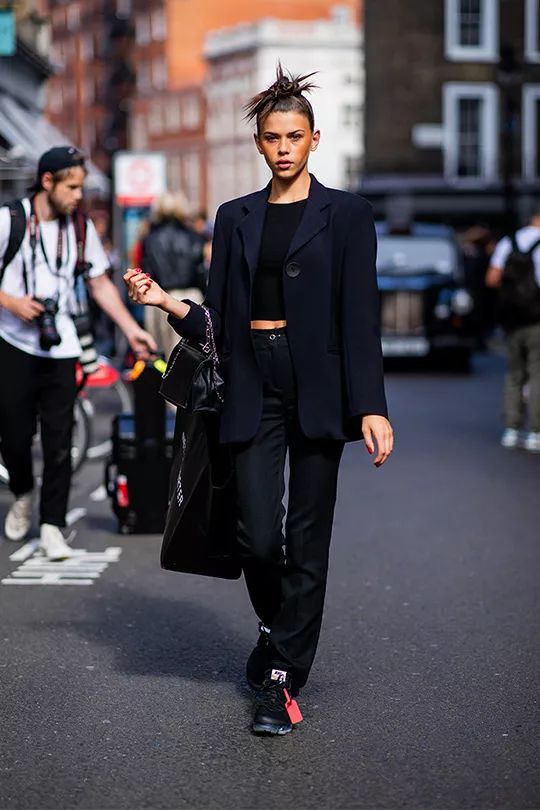 想和任何人都保持距离,想跟一个人保持距离