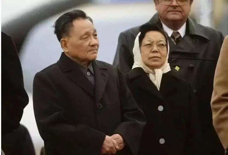 今天他115岁了，*小平邓**人生的40个瞬间