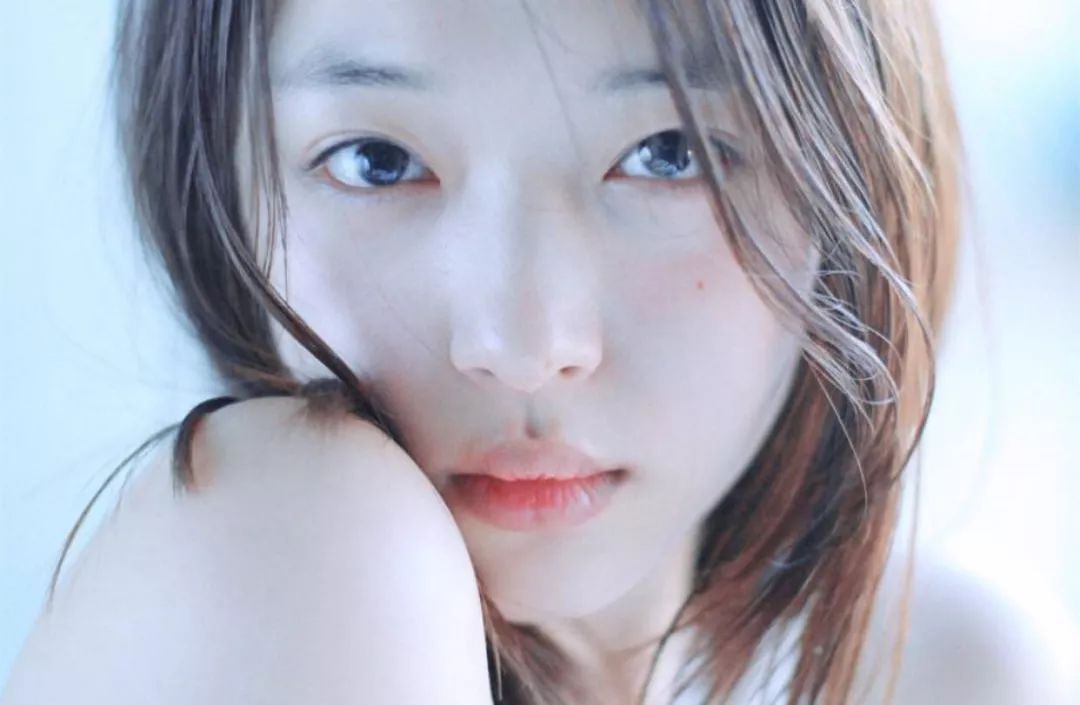 涂口红下嘴唇内侧无法上色,嘴唇像涂口红一样怎么回事