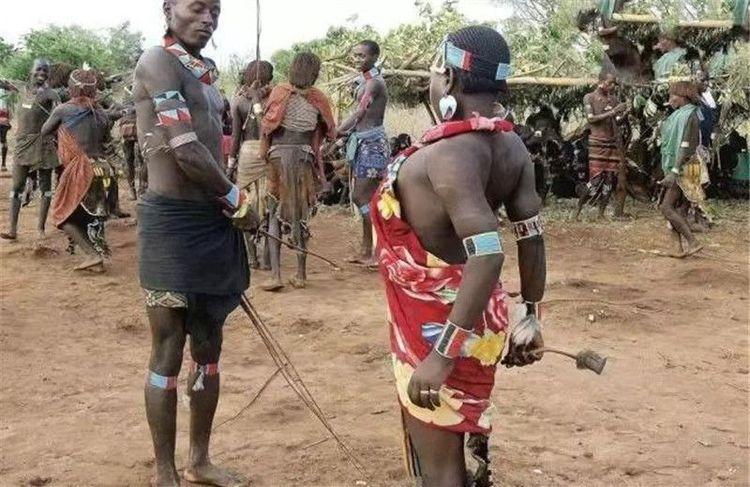非洲最封闭部落，当地“大臀美女”，在这里要听男人的话