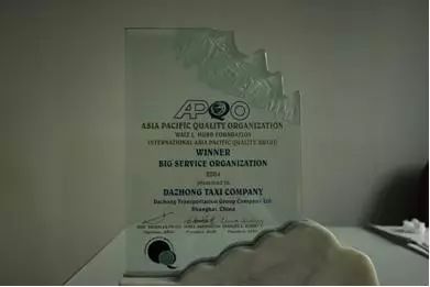 壮丽七十年的发展,70年代的上海交通牌汽车