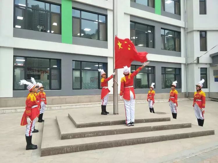 兰州各小学开学,开学第一天学校热烈迎接学生进校