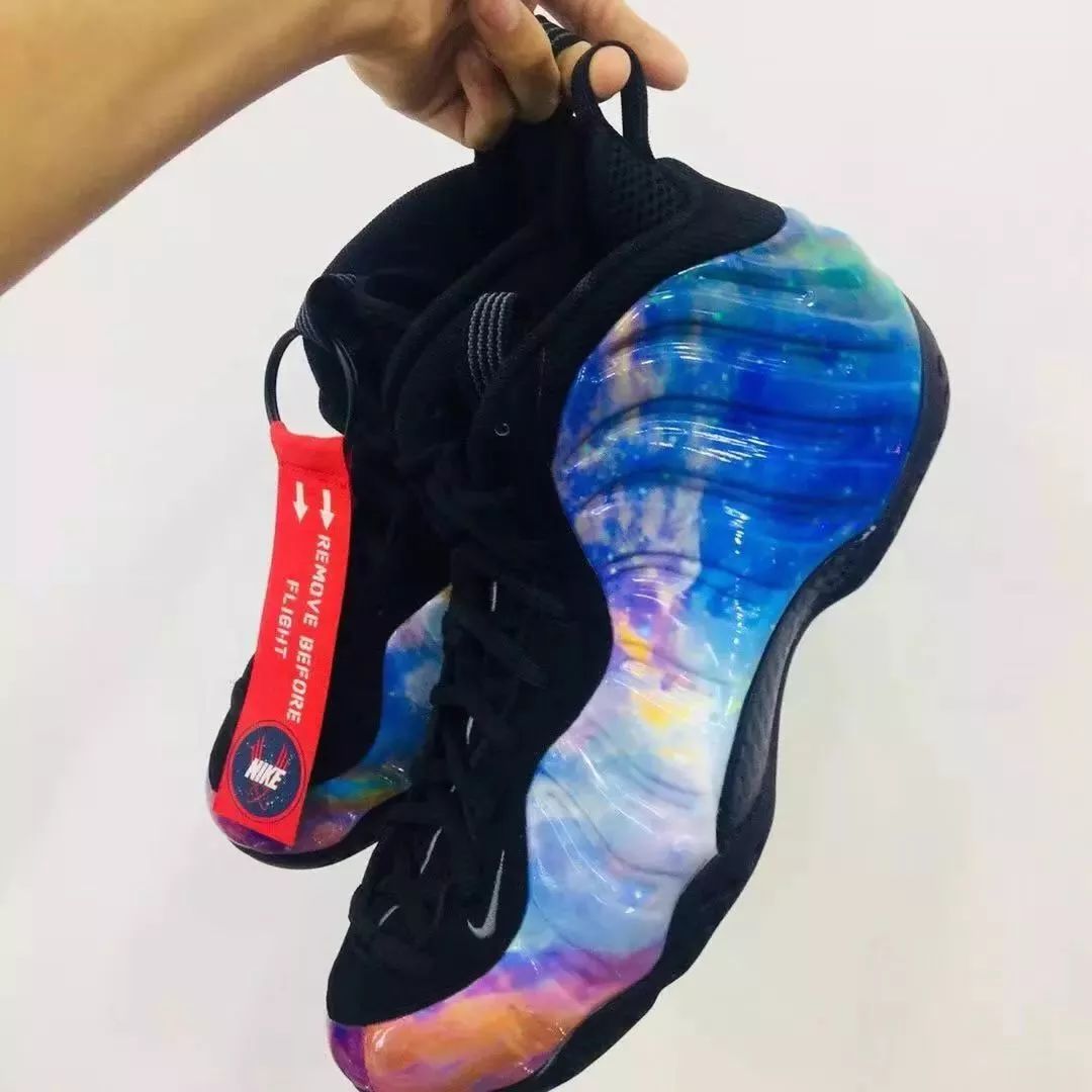 他们买到了伦敦旧货市场的半价满天星，和国内官网1999的AirYeezy