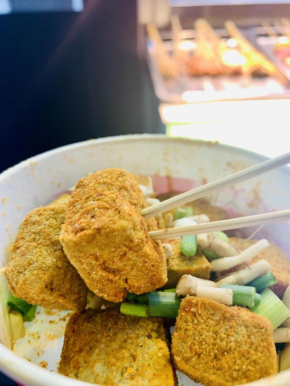 夜太美，尽管再催肥，总有人围着小摊排着队