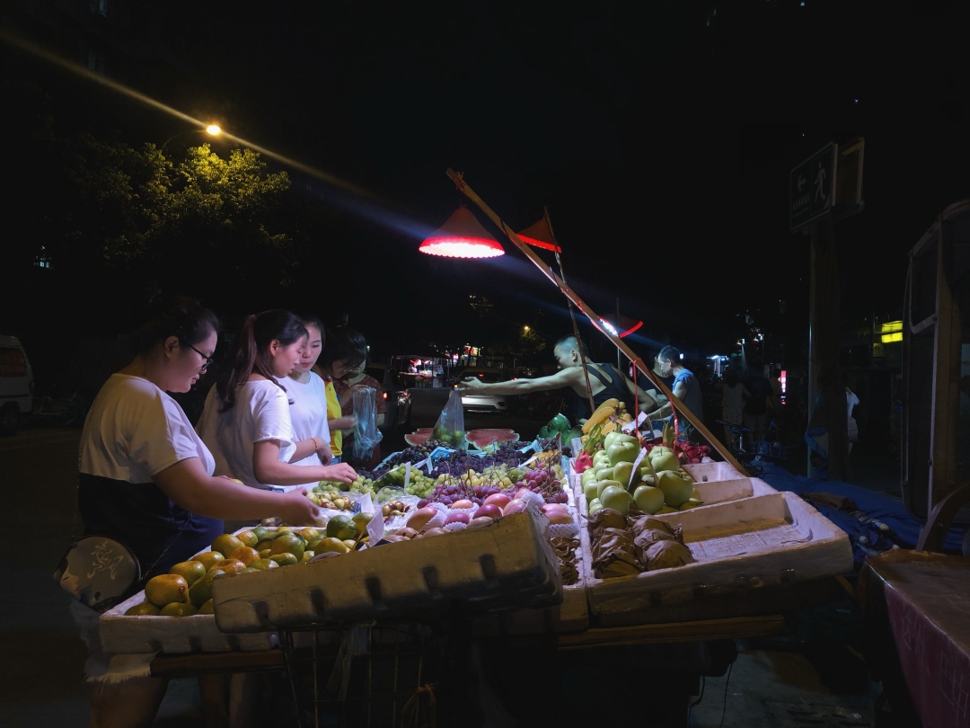 夜太美，尽管再催肥，总有人围着小摊排着队
