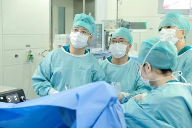 25岁女子手术切除巨大肿瘤,65岁老太太良性肿瘤切除能活多久