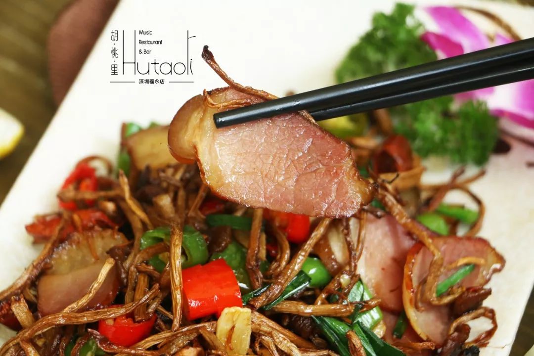 “文艺混血范”仅需138元抢胡桃里超值套餐，招牌酸菜鱼+茶树菇炒腊肉+葡萄酒等，美食美酒一站式搞定