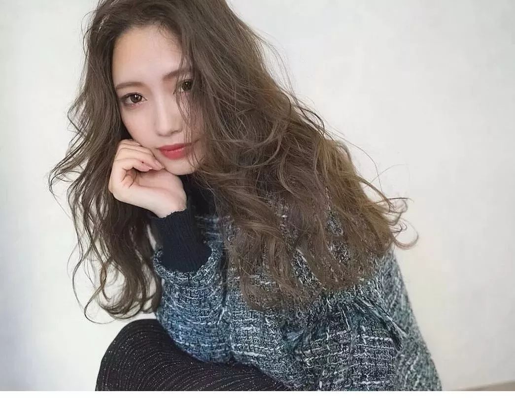 四款专属秋冬的慵懒发型,秋冬新款慵懒风宽松温柔