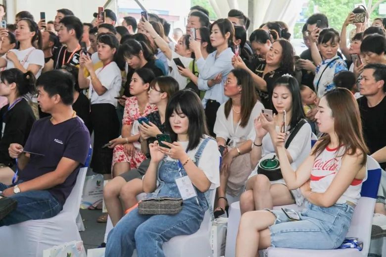 2019首届（中国）羽绒服原创设计论坛暨平湖·中国服装城原创羽绒服采购节盛大启幕