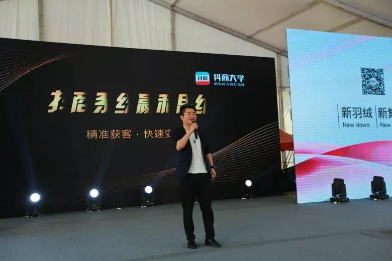 2019首届（中国）羽绒服原创设计论坛暨平湖·中国服装城原创羽绒服采购节盛大启幕