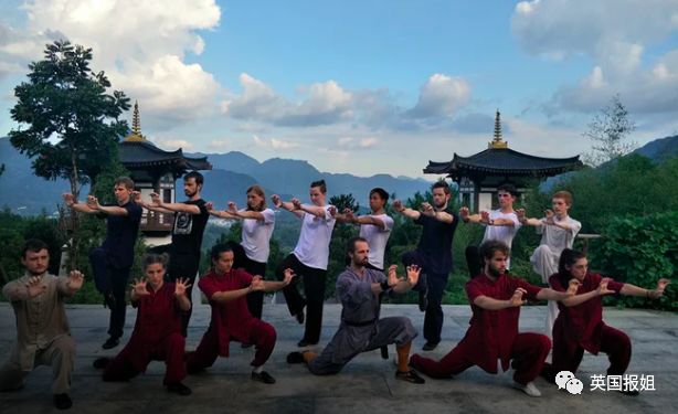 外国人在少林寺的日常训练,三个外国人来中国少林寺学武