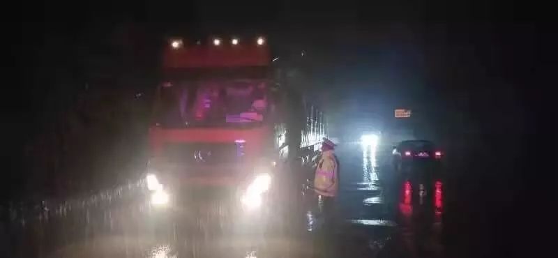 中秋我在岗公安团圆饭,中秋佳节我在岗万家灯火我守护