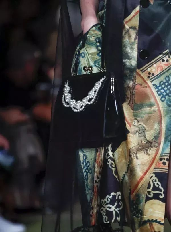 丝绸吊带长裙巴黎时装周,simonerocha泡泡裙