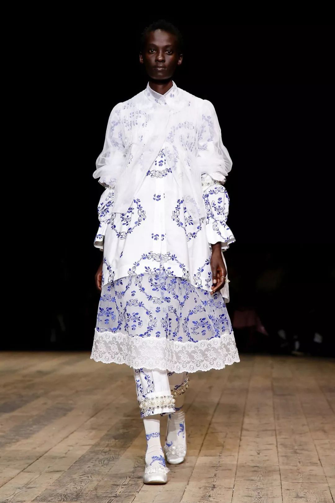 丝绸吊带长裙巴黎时装周,simonerocha泡泡裙