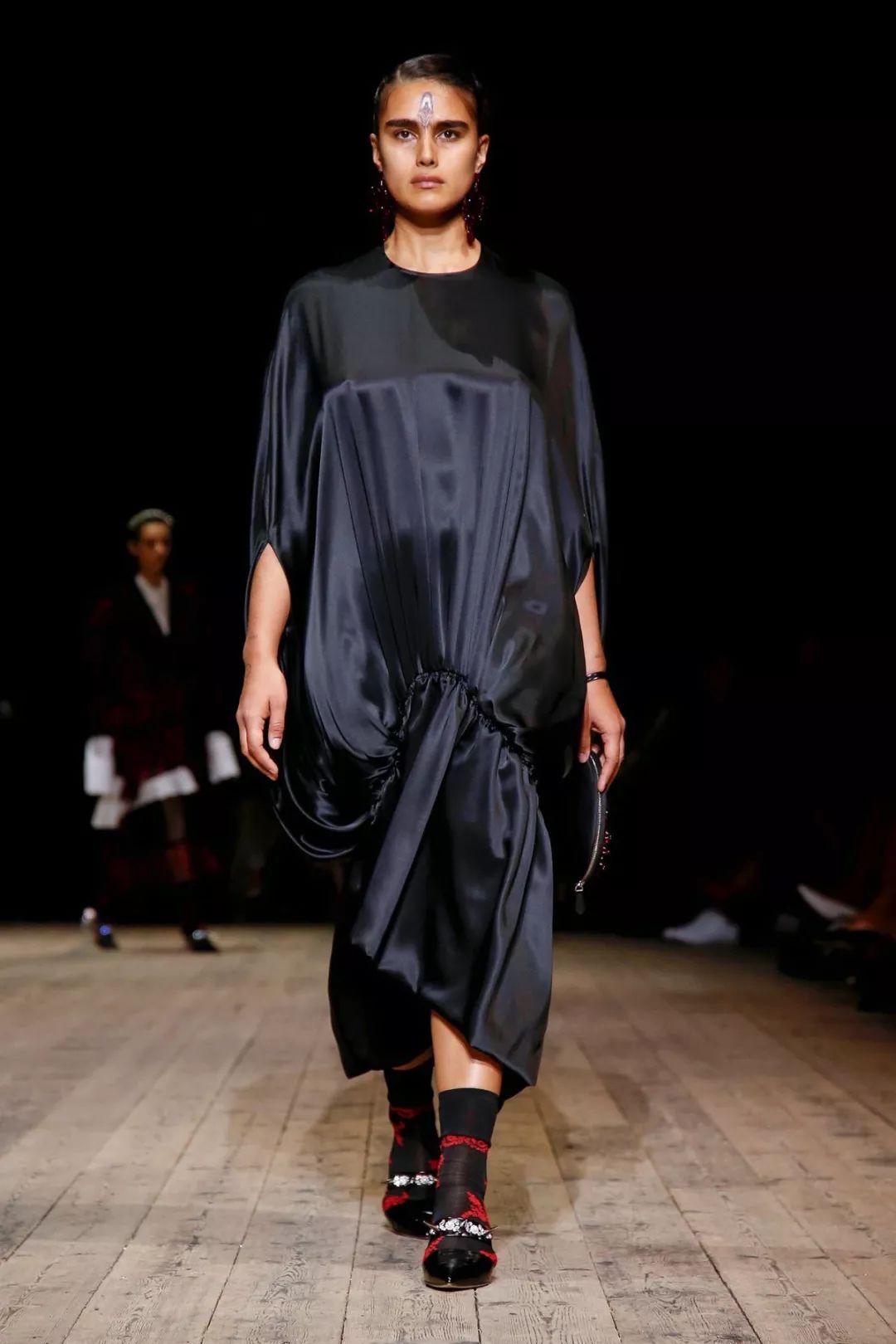 丝绸吊带长裙巴黎时装周,simonerocha泡泡裙