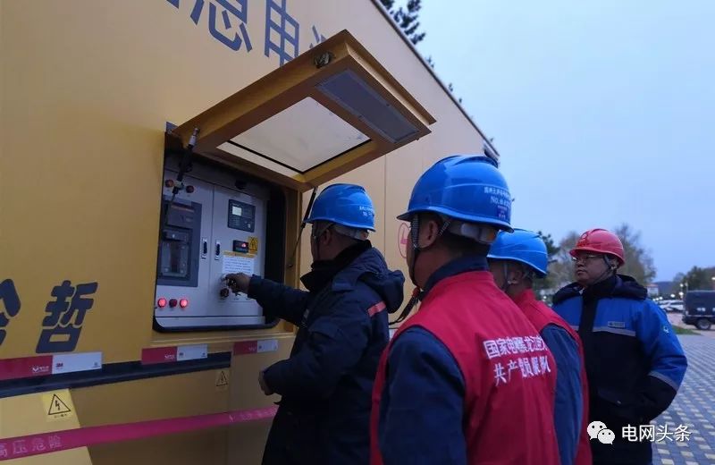 老人攥着一张小纸条，一见供电员工就塞进他手里…