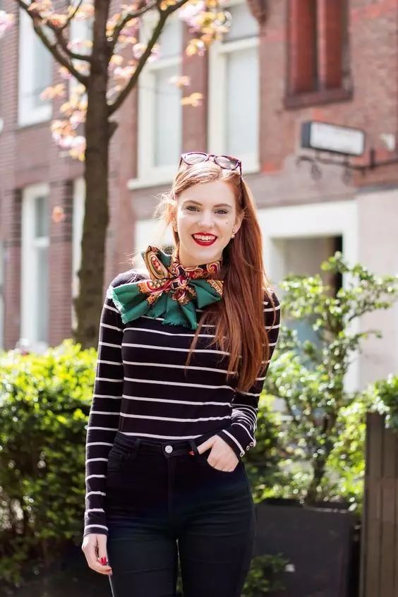 丝巾新系法这样穿美出新高度,秋冬细窄条丝巾的系法大全