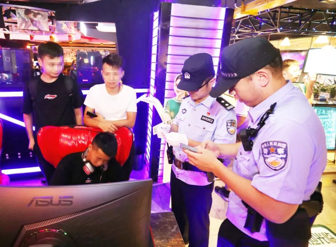 一群警察去ktv嗨翻全场,百名警察冲进ktv