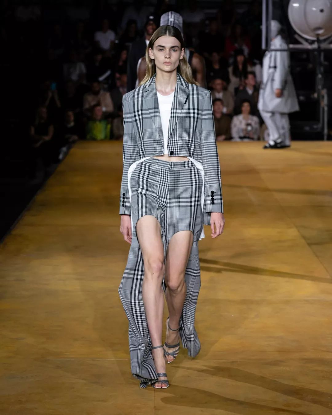 伦敦时装周为什么那么奇葩,伦敦时装秀争议