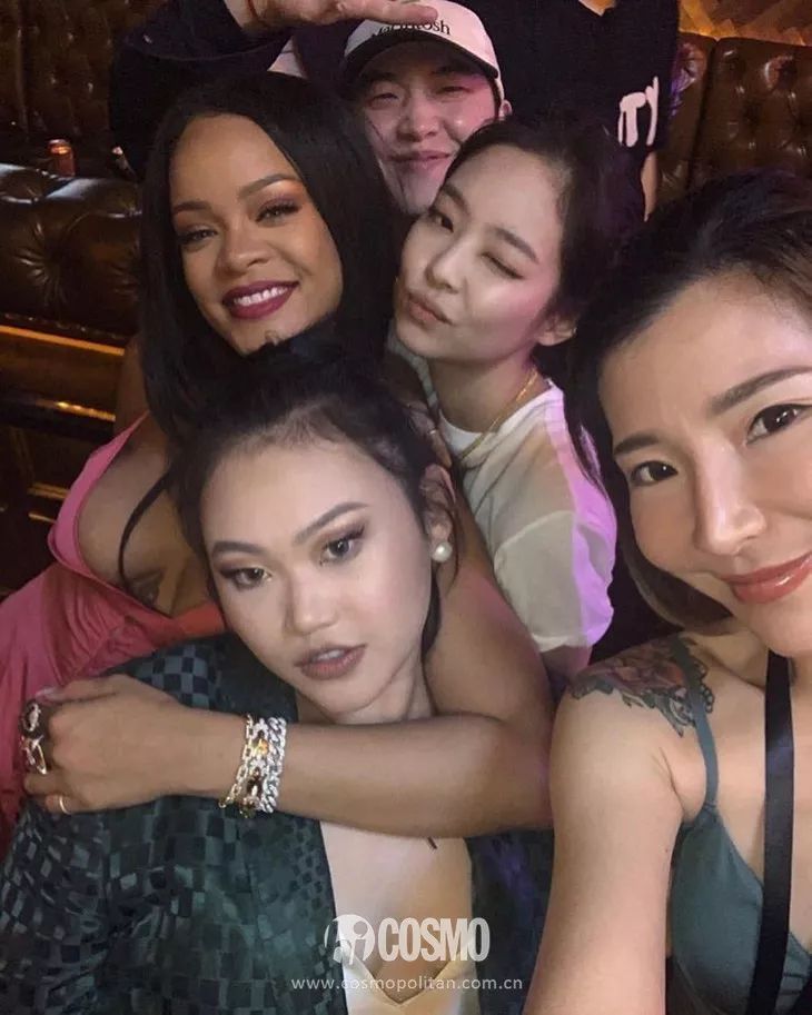 泫雅争议,泫雅掀短袖引起争议