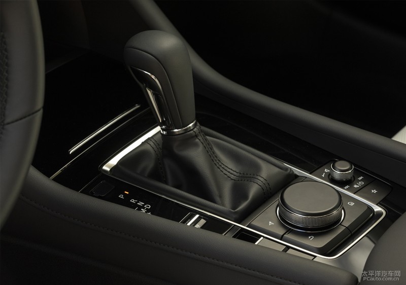 次世代mazda3昂克赛拉红色婚车队,2021款次世代马自达3白色昂克赛拉