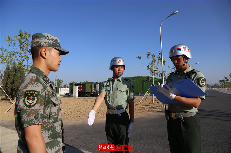 阅兵敬礼特写,智利阅兵中敬礼的女军官