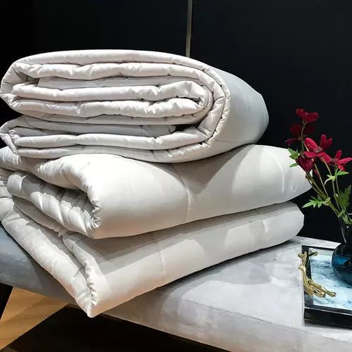 蚕丝被羊毛被鹅绒被哪种被子最好,驼绒被蚕丝被羊毛被谁更保暖