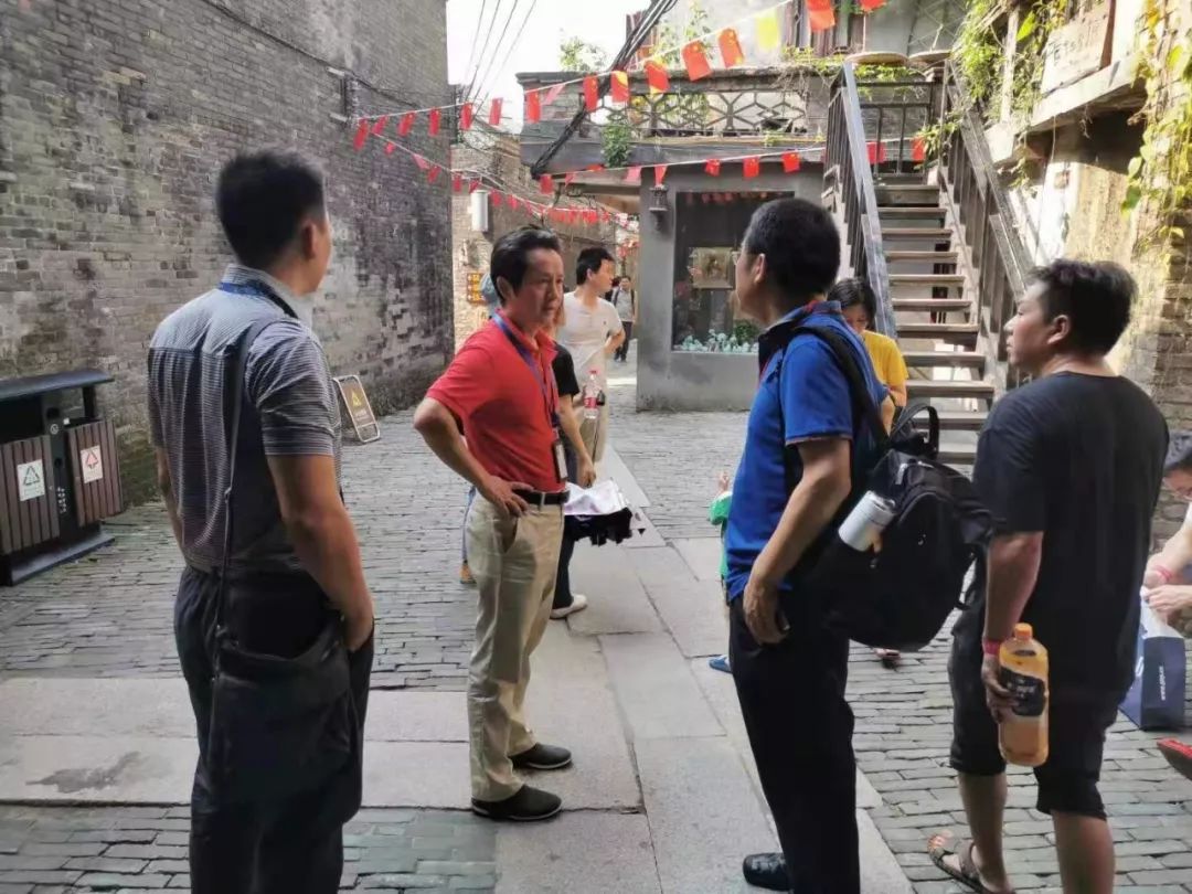 假日中一道靓丽的风景,假日里那个忙碌的身影