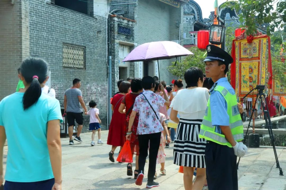 假日中一道靓丽的风景,假日里那个忙碌的身影