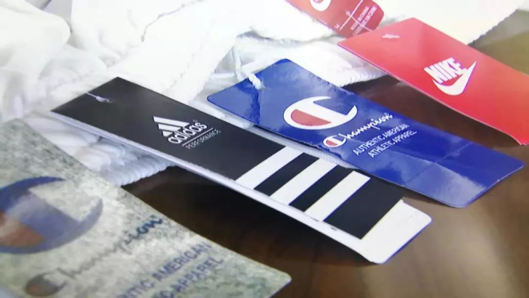 商场大厅的打折耐克冠军真假,商场大牌特卖是真的假的