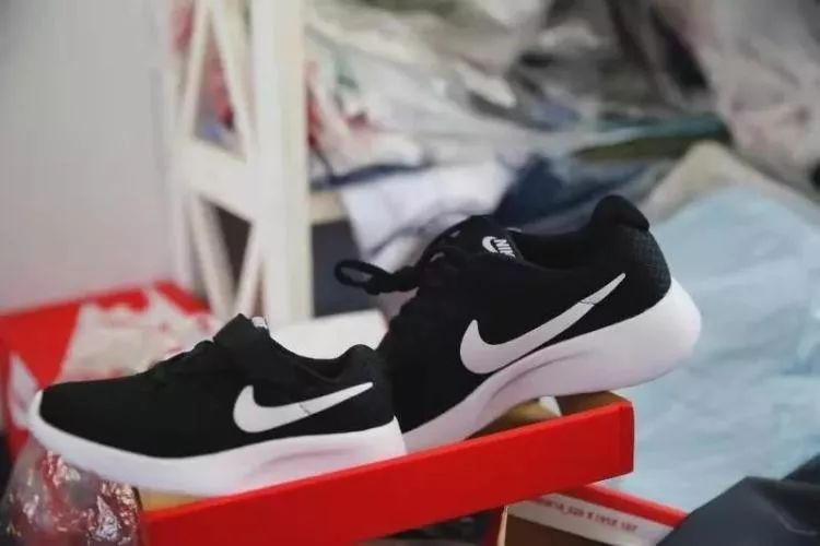 假冒阿迪耐克服装山东查处,青岛阿玛尼