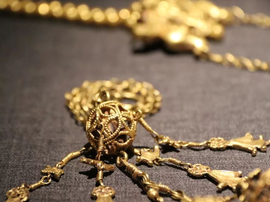 卡地亚满钻手镯窄版高定,卡地亚新款手镯时尚减龄黄金