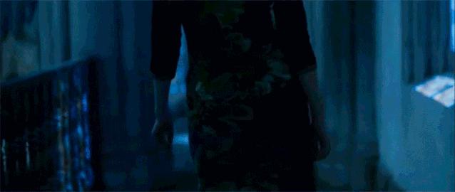 越年轻的小花越难穿好，我说旗袍