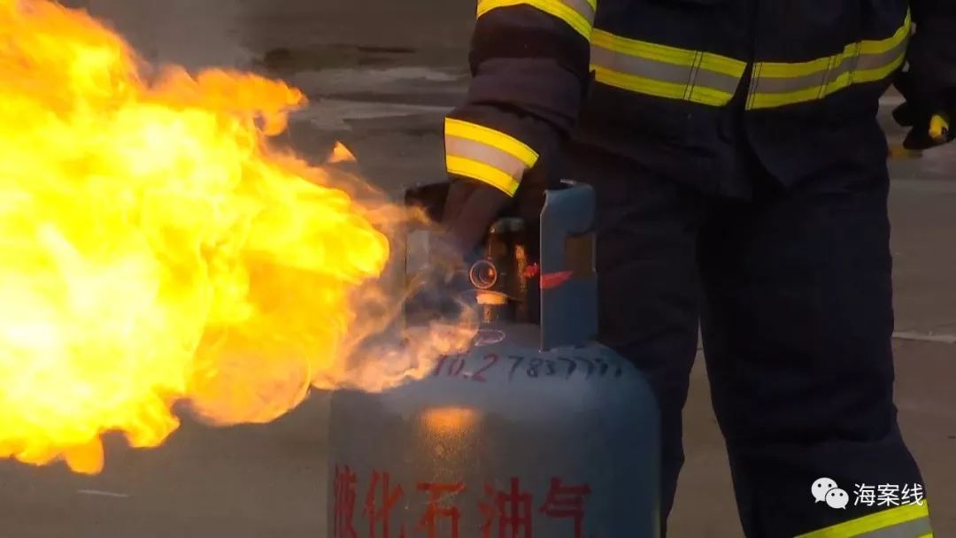 煤气罐起火是先关阀门还是先灭火,煤气罐着火是先灭火还是先关阀门