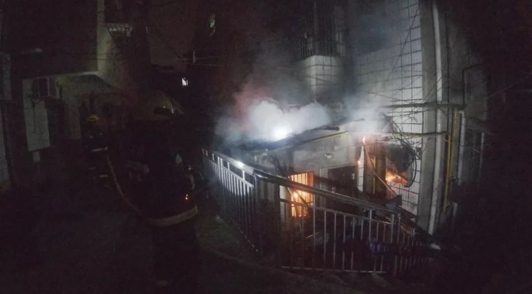 烧烤店起火的正确方法,烧烤店烟囱火灾怎么处理