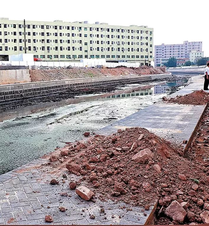 不文明行为随手拍持续曝光脏乱差,不文明行为曝光台机动车乱停乱放