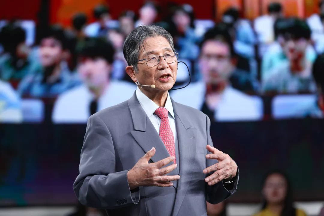 今晚十点半档《开讲啦》，北京大学、东京大学与您“一起开讲”