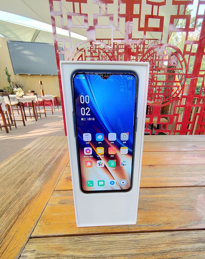 OPPOK5开箱上手:6400万超清四摄+30W闪充赛博金属意外好看