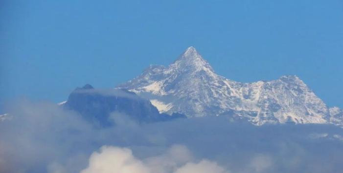 雨后天空现雪山美景,白色天际线图片