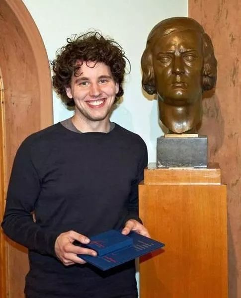 钢琴诗人肖邦的时代背景,钢琴诗人肖邦的作品有哪些