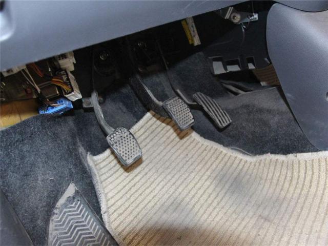 踩油门突然卡死怎么办,油门卡死的三个动作