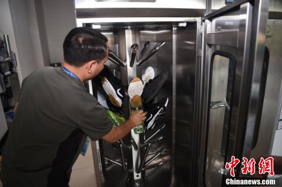 探访军运村洗涤服务保障组的军哥军嫂们