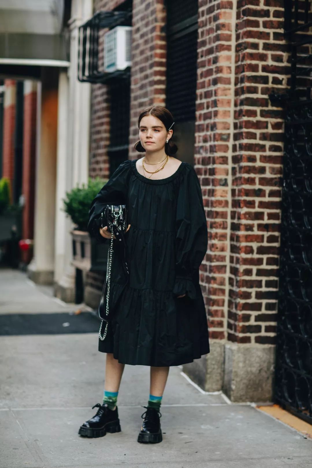 2022秋冬女明星马丁靴穿搭,女明星卡其色风衣搭配马丁靴图片