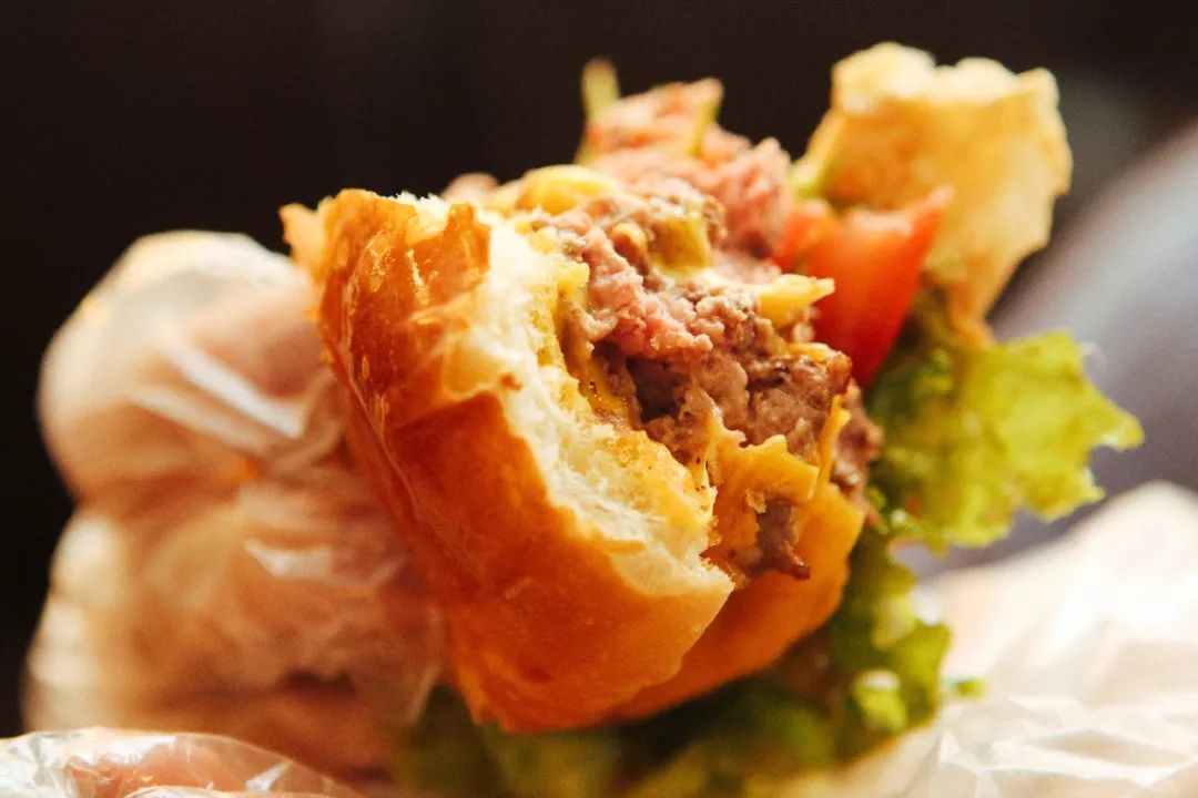 这个温州男孩做的汉堡“叫板”全球数一数二的汉堡品牌!还把店从法国开到了杭州……