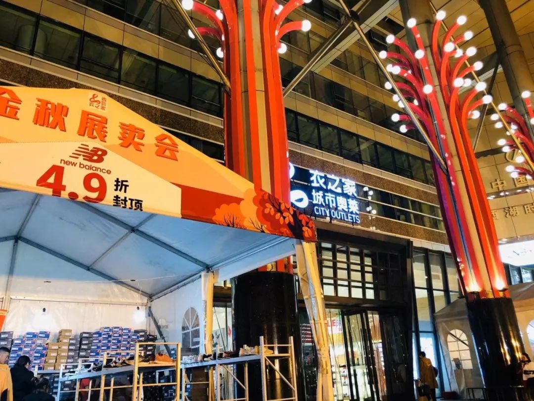 杭州小姐姐人称朋友圈里的“李佳琦”，6个群的闺蜜就等着她出最新剁手攻略