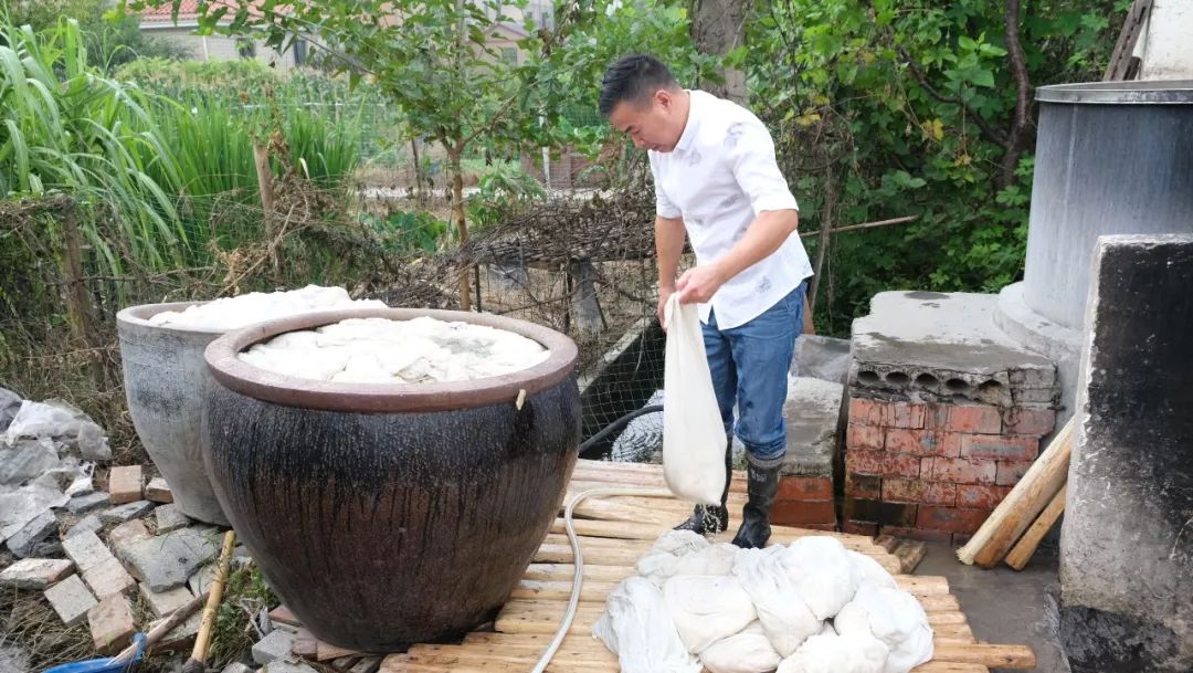 央视曝光蚕丝被长期盖,桑蚕丝真丝被曝光