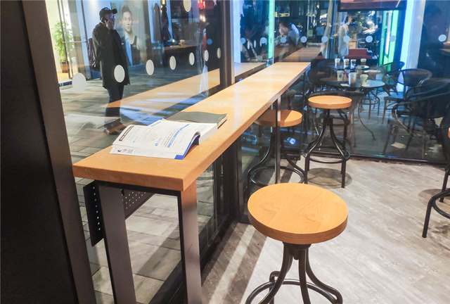 咖啡馆自习、蹭课，30岁外卖小哥自学英语只为“看世界”