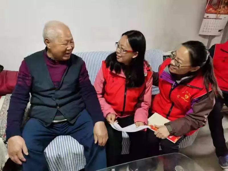 阴天下雨老年人,阴雨天老年人常感浑身酸痛