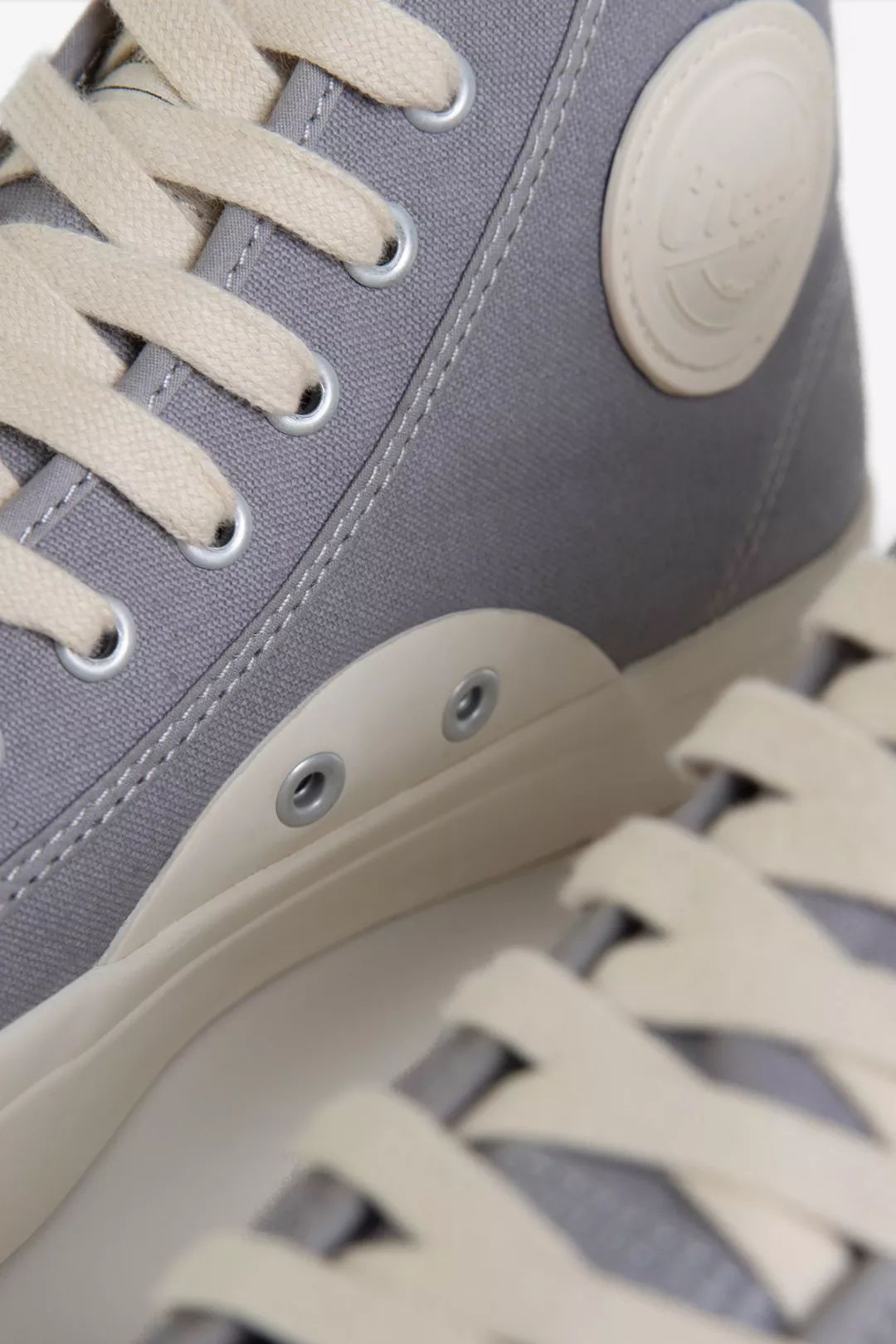 别装了，你的鞋已经出卖了你